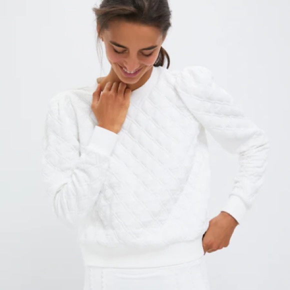 Tuckernuck Tops - Tuckernuck white puff sleeve Quilted Campbell sweatshirt